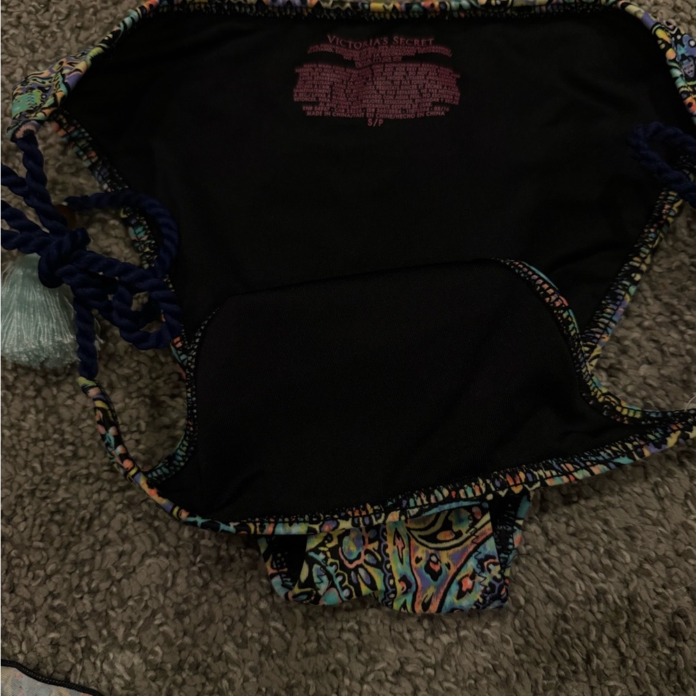 VS multi bikini bundle underwire halter crisscross 32d & Scheeky bottoms,1 ties - Picture 15 of 16